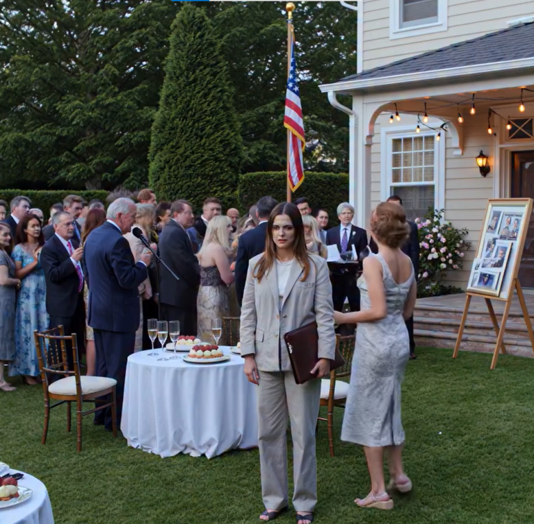 W moje urodziny moi rodzice wypełnili dom setką krewnych — nie po to, by świętować, ale by mnie odciąć. Mama zaczęła zrywać moje zdjęcia ze ściany jedno po drugim. Tata podał mi gruby folder i powiedział: „To wszystko, co wydaliśmy, wychowując cię. Od teraz jesteś nam winien. Jeśli ci się nie podoba, nie dzwoń do nas więcej”. Moja siostra nonszalancko podniosła kluczyki do mojego samochodu ze stołu i uśmiechnęła się: „Tata mówi, że teraz są moje”. Zaprosili nawet mojego szefa, mając nadzieję, że „porozmawia” ze mną na oczach wszystkich. Wyszedłem bez słowa. Cztery dni później mój telefon nie przestał wibrować — pięćdziesiąt nieodebranych połączeń i liczba ta rośnie.