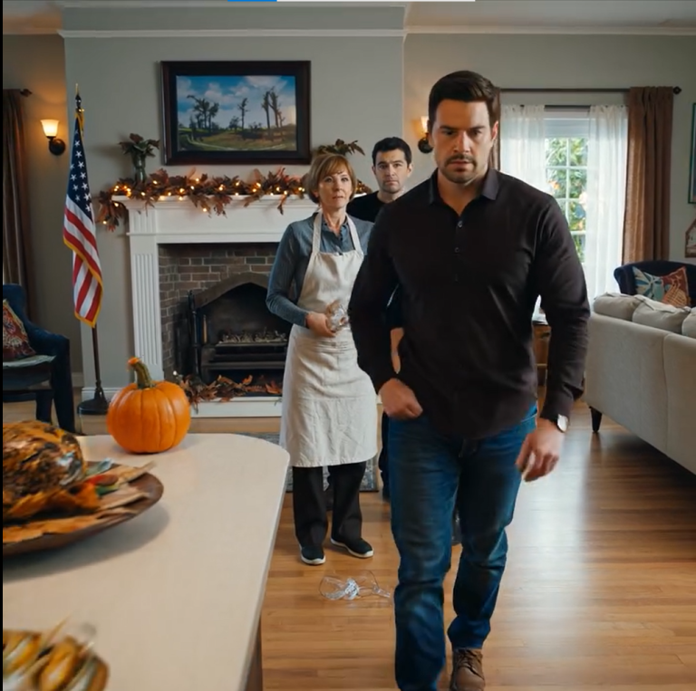 Na aukcji mój kuzyn przebił moją ofertę na mój wymarzony domek, tylko po to, żeby mi dopiec, chwaląc się: „Buduję szklany pałac z bezkresnym widokiem na ocean!”. Uśmiechnęłam się tylko, wiedząc, że zapomniał sprawdzić geodezję działki tuż przed nią. Po cichu ją kupiłam… I SZEPNĘŁAM: „CIESZ SIĘ MOIM 20-STOPOWYM PŁOTEM”.