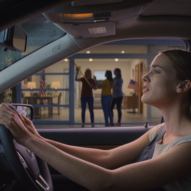 W ciszy kupiłem dom za 680 000 dolarów, a potem zaparkowałem na podjeździe i zobaczyłem, jak moja mama oprowadza moją szwagierkę i obcego człowieka… z miarką w ręku, mierzącą ramę okna, jakby była właścicielką tego miejsca – po prostu się uśmiechnąłem, wycofałem i czekałem…