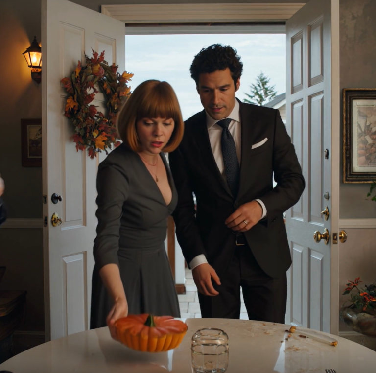 Podczas Święta Dziękczynienia rodzice pobili mnie przed wszystkimi, bo nie zapłaciłem czynszu mojej siostrze. Mama krzyczała: „Zapłać czynsz siostrze albo się wynoś teraz”, a oni żałują tego, co zrobili.