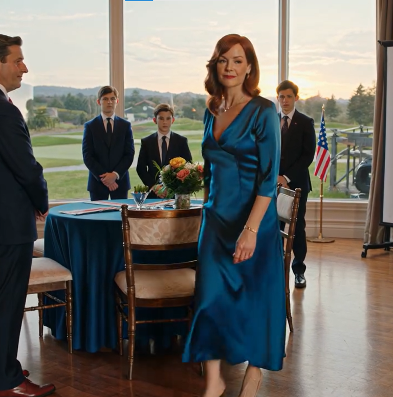 Mój mąż wręczył mi kwiaty w dniu moich urodzin na oczach wszystkich znajomych: „Niespodzianka, jadę w podróż… z moją kochanką!”. Moi trzej synowie dodali: „Zarezerwowaliśmy im bilety, żebyś nie miała do czynienia z taką nieudaną mamą”. Wszyscy się śmiali i wiwatowali… Spokojnie się uśmiechnęłam i odeszłam. Następnego dnia wymazałam ich nazwiska z testamentu i zamroziłam ich konta bankowe. Dostałam rozpaczliwe SMS-y: „Przepraszam…” Mamo, to był tylko żart.