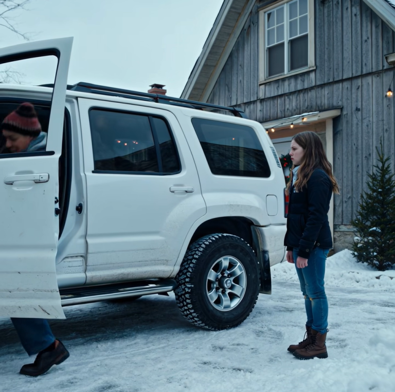 W wieku 18 lat rodzice zostawili mnie na farmie dziadków, żeby ich „złota córka” mogła zabłysnąć. Lata później, kiedy zbudowałam życie, jakiego się nie spodziewali, wrócili, domagając się wsparcia — TYLKO PO TO, BY DOWIEDZIEĆ SIĘ, ŻE NA MOIM ŚLUBIE NIE BYŁO DLA NICH JEDNEGO MIEJSCA.