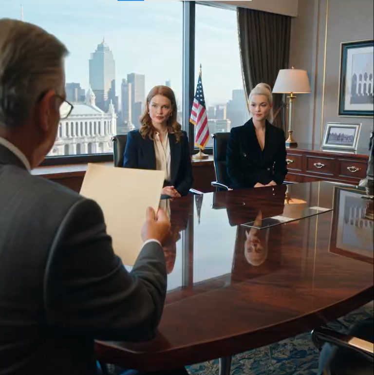 Moja chciwa siostra wyszła za mąż za mojego męża, mając nadzieję na przejęcie jego 400-milionowego majątku. Ale zaledwie kilka dni później niespodziewanie zmarł. Po pogrzebie z przekonaniem ogłosiła się spadkobierczynią jego majątku. Jednak kiedy prawnik odczytał jego testament… To, co odkryliśmy, zszokowało wszystkich. Moja siostra oniemiała z wrażenia, widząc, co… NAPISAŁ.