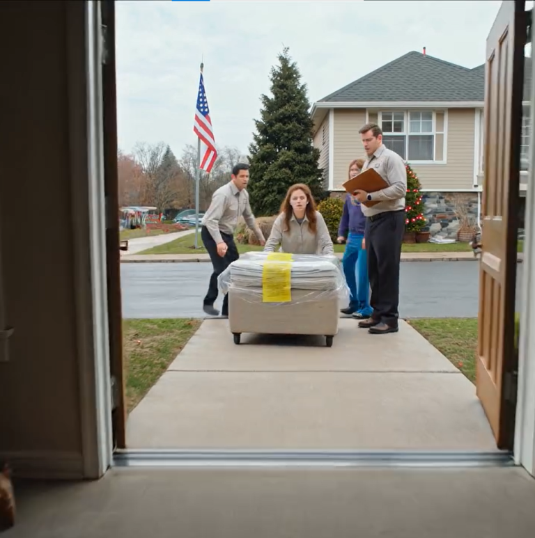 Mama powiedziała, że ​​nie stać ich na kolejny bilet, więc moja siostra popłynęła w rejs. Kiedy wrócili, dom był pusty, a wszystkie rzeczy, za które zapłaciłem, zniknęły. ZGUBILI JE.