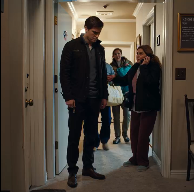 Wróciłem do domu i zastałem drzwi wejściowe zamknięte tuż przed nosem. Kiedy jeszcze stałem na korytarzu, moja sąsiadka otworzyła drzwi, zaśmiała się i zażartowała, że ​​mógłbym się przespać na jej kanapie, gdyby moja rodzina nie chciała mnie w domu. Moja żona usłyszała to z wnętrza – a scena, którą stworzyła przed całym budynkiem, zmieniła wszystko.