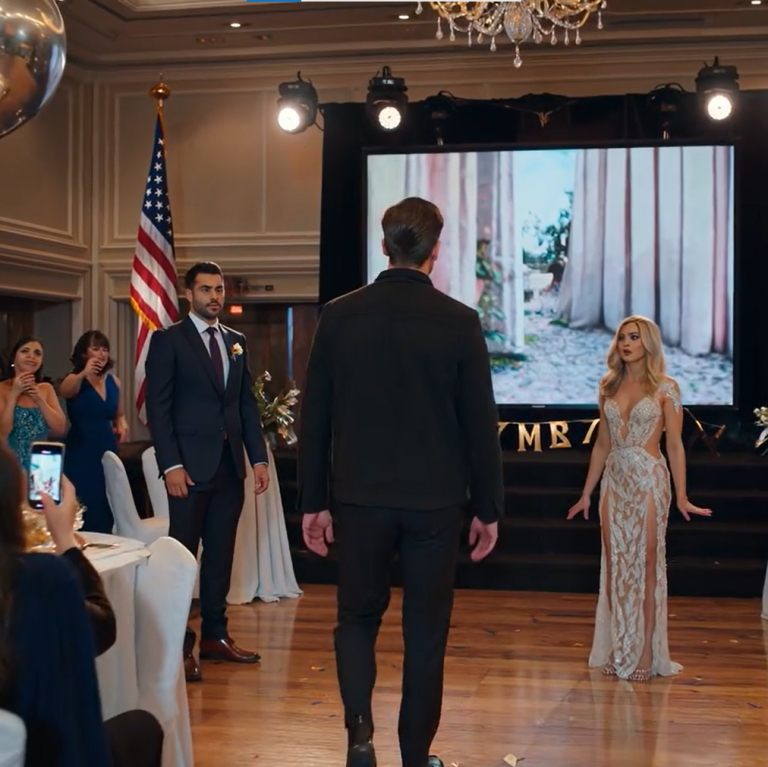 Weszłam na przyjęcie zaręczynowe mojego brata, a panna młoda pochyliła się nade mną z wymuszonym uśmiechem i szepnęła: „Przyszedł chłopak z małego miasteczka”. Nie miała pojęcia, że ​​hotel jest mój — ani że jej rodzina wkrótce dowie się prawdy w sposób, którego nie będzie mogła zignorować, w samym środku ich idealnej imprezy.