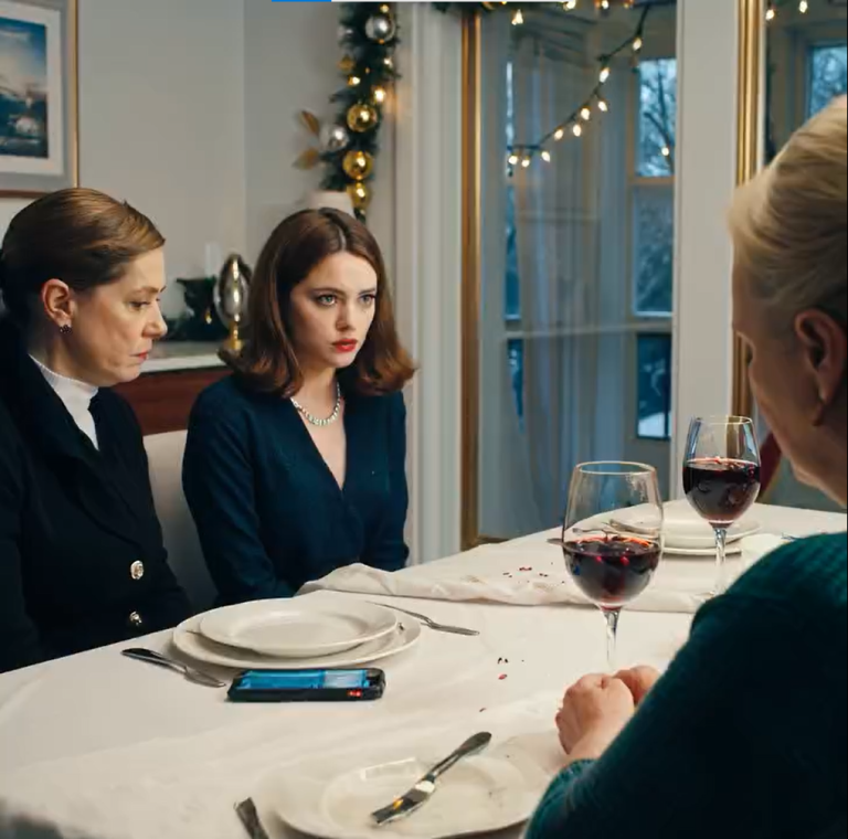 Mój ojczym popchnął mnie przy świątecznym stole: „To miejsce należy do mojej prawdziwej córki, wyjdź”. Upadłam na ziemię na oczach całej rodziny, ale nie wiedział, że właśnie tej nocy zmienię jego życie na zawsze. Kiedy obudził się następnego ranka.