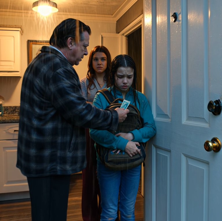 W wieku 15 lat wyrzucono mnie z domu podczas burzy z powodu kłamstwa, które powiedziała moja siostra. Tata krzyknął: „Wynoś się z mojego domu. Nie potrzebuję chorej córki”. Po prostu odszedłem. Trzy godziny później policja zadzwoniła z przerażeniem. Prawdziwa historia. Tata zbladł, gdy…