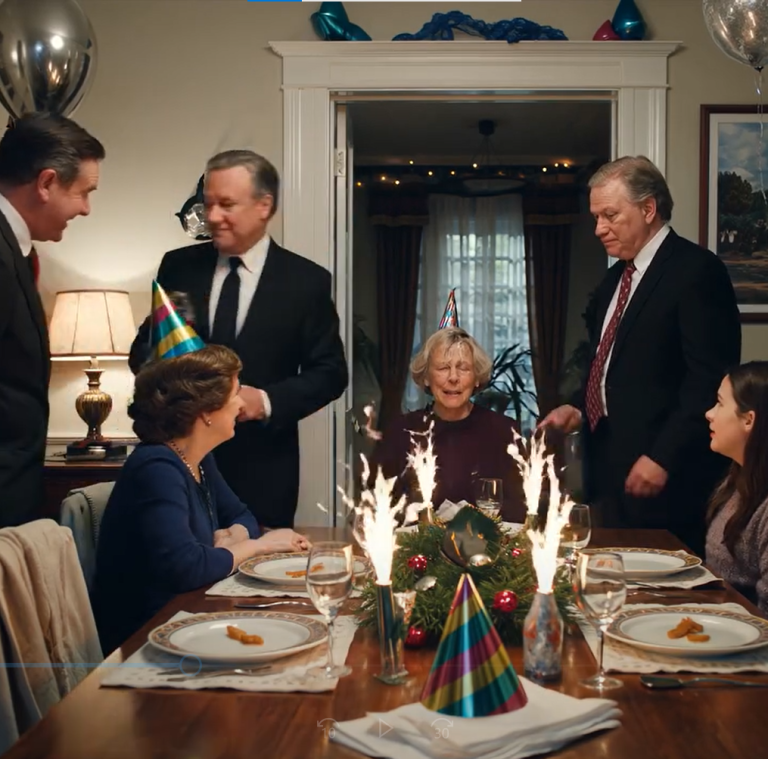 Mój mąż wylał mi wino na głowę na oczach synowej i wnuczki – i płakały ze śmiechu. Wytarłam twarz i wyszłam. Dziesięć minut później otworzyła się brama wjazdowa… I TRZECH MĘŻCZYZN W GARNITURACH WEJŚLI DO SALONU.