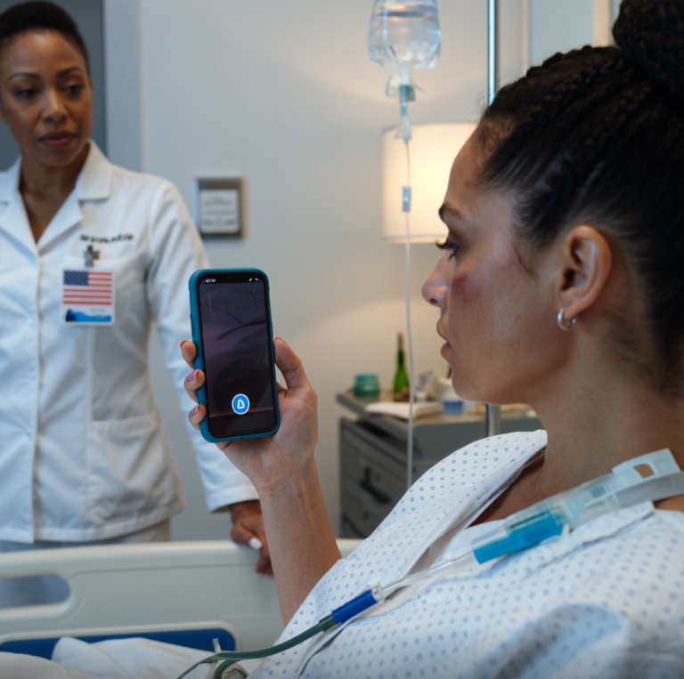 Po wypadku samochodowym, w wyniku którego wylądowałam w szpitalu, nasz rodzinny czat wypełniły zdjęcia z weekendu w spa mojej siostry. Nikt się nie pojawił, a kilka dni później — wciąż w szpitalnej koszuli — otworzyłam telefon i zobaczyłam 51 nieodebranych połączeń oraz SMS-a od taty: „Oddzwoń do nas natychmiast, to poważna sprawa”, więc oddzwoniłam, a potem…