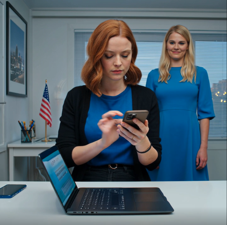 W moje 28. urodziny dowiedziałam się z Facebooka, że ​​moja rodzina urządziła przyjęcie-niespodziankę — dla mojej siostry. Podpis brzmiał: „Jedyna, która zasługuje na świętowanie”. Skomentowałam: „Świetny tort”. Mama odpowiedziała: „Przynajmniej warto upiec dla kogoś”. Uśmiechnęłam się. Odpowiedziałam: „Ciesz się, póki możesz”. Tego samego wieczoru wykonałam jeden przelew i wysłałam dwa e-maile. Dwanaście dni później moja siostra wrzasnęła, gdy zadzwonił jej właściciel i powiedział… „Twój czynsz został anulowany”.