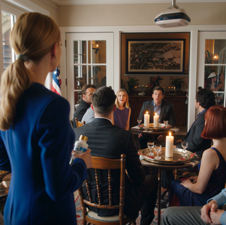 Przyłapałam mojego męża i młodą sąsiadkę „na gorącym uczynku” w moim ogrodzie, posypałam całą ich bieliznę proszkiem wywołującym swędzenie, a potem zawołałam naszych krewnych, żeby przyszli i „cieszyli się” tym spektakularnym widowiskiem.