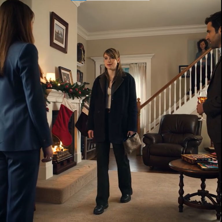 Nigdy nie powiedziałam rodzinie, że jestem właścicielką bardzo dobrze prosperującej firmy. Nadal uważają mnie za tę cichą. Zaprosili mnie więc na kolację wigilijną – żeby mnie wystawić na próbę. Żeby uczcić fakt, że moja młodsza siostra została prezesem i zarabia wysoką, sześciocyfrową pensję. Chciałam zobaczyć, jak traktują kogoś, o kim zakładają, że żyje skromnie, więc zachowuję się jak skromna, ufna dziewczyna. Ale…