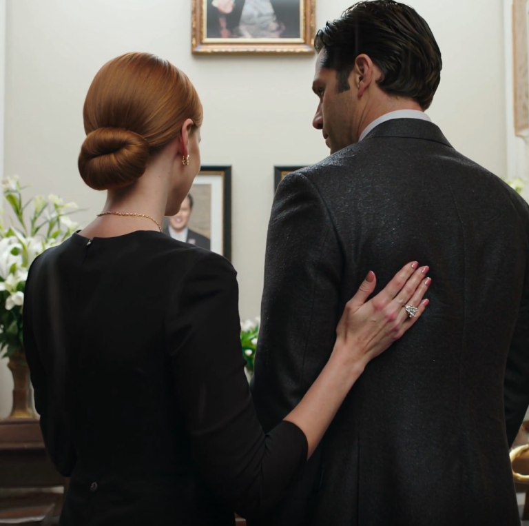 Sześć lat temu moja siostra ukradła mi narzeczonego-milionera — mężczyznę, za którego miałam wyjść za mąż — a teraz, na pogrzebie naszej matki, weszła z nim, błyskając swoim diamentowym pierścionkiem i szyderczo powiedziała: „Biedactwo, wciąż sama w wieku 38 lat; mam mężczyznę, pieniądze i rezydencję”, więc uśmiechnęłam się i powiedziałam: „Poznałaś już mojego męża?”. Kiedy go zawołałam, jej twarz zbladła — bo tak naprawdę mój mąż był…