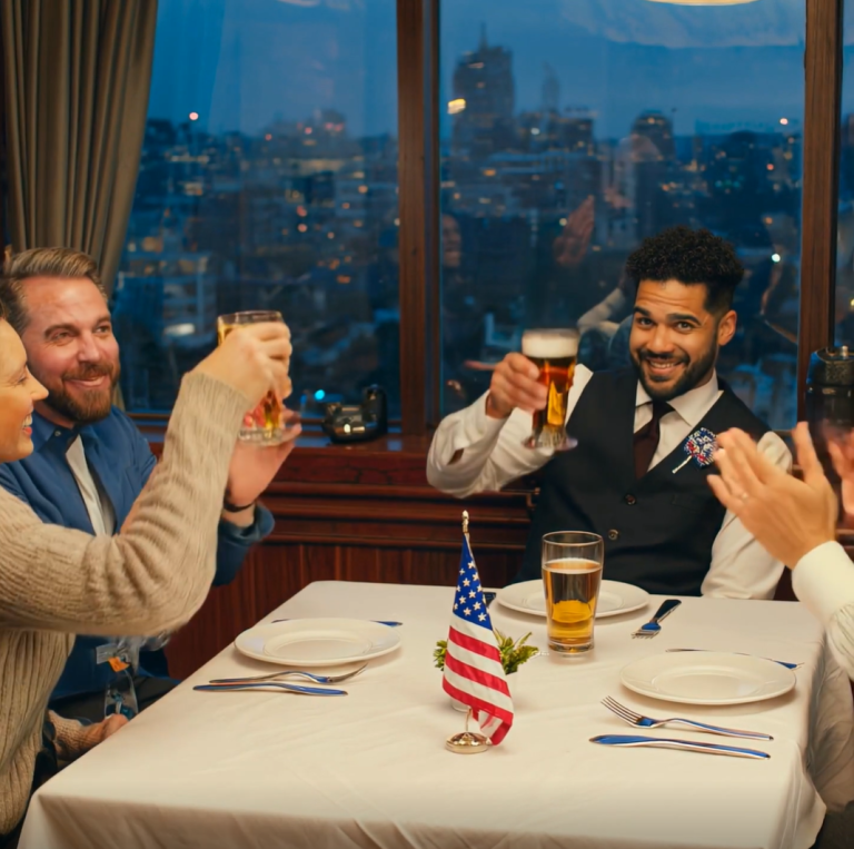 Kupiłem mojemu siostrzeńcowi nowiutki samochód ciężarowy na 20. urodziny, ale podczas kolacji uniósł kieliszek i powiedział: „Mojej głupiej cioci, która próbuje kupić szacunek pieniędzmi”. Cała rodzina się roześmiała, wyszedłem bez słowa, a następnego ranka jego podjazd był pusty, a mój telefon…