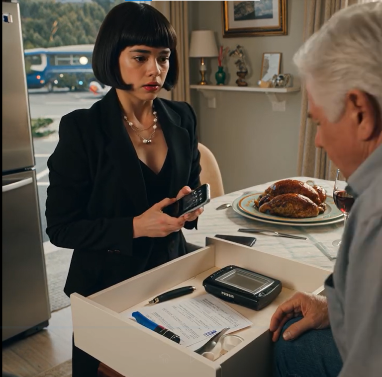 Dziesięć dni przed Świętem Dziękczynienia dowiedziałem się, że moja córka planuje mnie upokorzyć przed wszystkimi, a potem wyrzucić, więc zmieniłem plany. 27 listopada zadzwoniła w panice i zapytała: „Gdzie jesteś?”, a ja się roześmiałem i kazałem jej zajrzeć do mojej szuflady, a to, co tam zobaczyła, sprawiło, że krzyknęła.