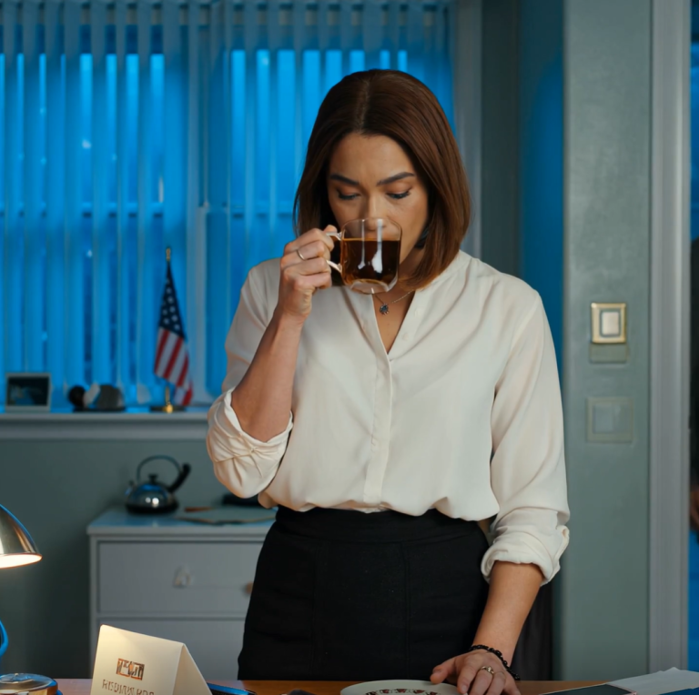 Rodzina mojego męża zorganizowała przyjęcie zaręczynowe dla jego brata i powiedziała mi, że to przyjęcie „tylko rodzinne”, więc poszedł beze mnie, a następnego ranka — po tym, jak spędziłam noc na wykonywaniu telefonów — członkostwo w klubie golfowym jego matki zostało cofnięte, zarząd jej organizacji charytatywnej poprosił ją o rezygnację, klub golfowy jego ojca anulował swoje członkostwo, a kiedy dowiedzieli się, dlaczego i do kogo dzwoniłam, w końcu zapytali, kim naprawdę jestem...