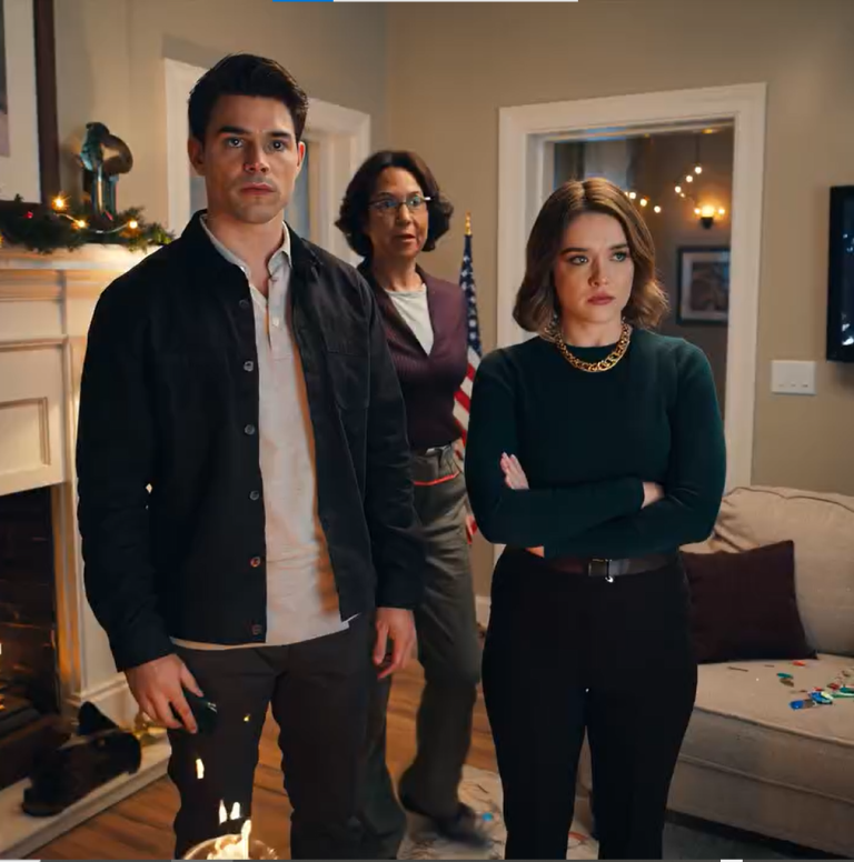 Usunęli mnie z czatu rodzinnego, a kiedy zapytałem dlaczego, moja siostra odpowiedziała: „Po prostu nie chcemy już twojego negatywnego nastawienia”. Więc nie kłóciłem się ani nie błagałem – otworzyłem swoje konta i po cichu zacząłem wprowadzać zmiany. Netflix, Spotify, abonament telefoniczny, a nawet ubezpieczenie samochodu – każde z nich było na moje nazwisko, mimo że moja rodzina korzystała z nich od lat, jakby należały do ​​niej. W ciągu kilku godzin mój telefon zaczął się rozświetlać gniewnymi wiadomościami, domagającymi się, żebym „przestał być małostkowy” i wszystko z powrotem włączył. Wtedy zdałem sobie sprawę, że wcale za mną nie tęsknią – tęsknią za tym, za co płaciłem.