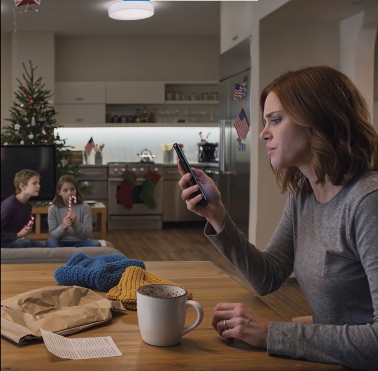 „Tata powiedział, że ma problemy z budżetem i odwołał świąteczne prezenty dla moich dzieci… Ale pod choinką babci dzieci mojego brata rozpakowywały iPady, jakby to było normalne – więc siedziałam cicho, zabrałam dzieci do domu… ​​i zarezerwowałam coś, co będzie dostępne później”.