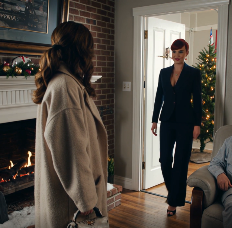 Nigdy nie powiedziałam rodzinie, że jestem właścicielką imperium wartego miliard dolarów. Nadal uważają mnie za porażkę, więc zaprosili mnie na kolację wigilijną, żeby mnie upokorzyć, żeby uczcić fakt, że moja młodsza siostra została dyrektorem generalnym i zarabia 500 000 dolarów rocznie. Chciałam zobaczyć, jak traktują kogoś, kogo uważają za biednego, więc udawałam złamaną, naiwną dziewczynę — ale w chwili, gdy przekroczyłam próg…