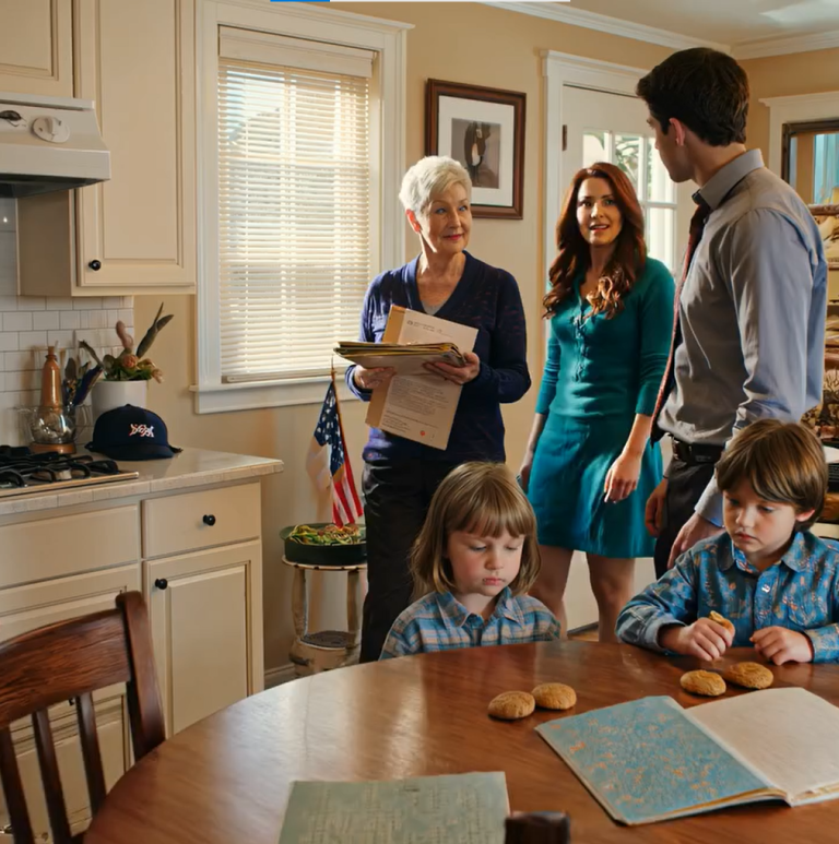 Traktowali mnie jak nikogo na przyjęciu emerytalnym mojego dziadka, podczas gdy moi bracia zostali przedstawieni jako „przyszli właściciele” imperium. Moja matka teleportowała się i powiedziała: „Dziś wieczorem rozpoczyna się era prawdziwych następców”, a sala śmiała się, jakby mnie tam w ogóle nie było. Wtedy mój dziadek wziął mikrofon, spojrzał mi prosto w oczy i oznajmił, że nowy prezes i wszyscy, którzy się ze mnie naśmiewali, zdali sobie sprawę, że ośmieszali się przed swoim szefem przez cały wieczór. Mój brat ćwiczył swoją przemowę przyszłego prezesa przed lustrem w pokoju socjalnym, podczas gdy ja mieszałam kawę w biurze, jakbym została zatrudniona, żeby zniknąć. Mam na imię Paige, mam 24 lata i nikt w tym budynku nie wie, że jestem rodziną. Ani inwestorzy. Ani menedżerowie. Nawet ci, którzy biją brawo, gdy moi bracia przechodzą obok. I szczerze? Ta dyskrecja była moim największym atutem. Derek wygładził krawat, ćwicząc kwestie o „wizji” i „wzroście”. Marcus mierzył czas, rozmawiając z nim przez telefon, niczym kierownik sceny. „Nie zapomnij o prognozach” – wyszeptał Marcus. „Tata mówi, że liczby sprawiają, że ludzie ci ufają”. Uśmiechnęłam się do siebie, bo przez ostatnie trzy lata to ja wymyślałam liczby, które powstrzymywały to miejsce przed wykrwawieniem.  Zaczęłam tu mając 19 lat, zaraz po liceum, bez żadnego ambitnego dyplomu i planu, poza tym: nie bądź ciężarem. Dziadek William zaproponował mi staż. Moi rodzice nazywali to „zajęciem dodatkowym”. Derek mówił, że to „słodkie”. Dałam im szansę. Pierwszego dnia Margaret, recepcjonistka, która zna każdy numer wewnętrzny i wszystkie sekrety, zmierzyła mnie wzrokiem od stóp do głów i powiedziała: „Kochanie, jeśli tu pójdziesz pracować, nauczysz się wszystkiego”. I mówiła poważnie. Nauczyła mnie wyczuwać panikę w głosie klienta, zanim jeszcze wypowiedział te słowa. Że opóźniona przesyłka to nie problem magazynu – to problem rozliczeń, routingu, reputacji. Nauczyła mnie śledzić hierarchię od jednego działu do drugiego, aż w końcu prawdziwy problem przyznał się do istnienia. W trzecim miesiącu nie tylko odbierałem telefony. Naprawiałem przecieki, zanim kierownictwo je zauważyło. Kiedy księgowość ciągle się spóźniała, tworzyłem modele w przerwach obiadowych i skracałem czas przetwarzania o połowę. Kiedy magazyn nie nadążał z dostawami na Zachodnie Wybrzeże, siedziałem w dyspozytorni wystarczająco długo, by zauważyć przestarzały schemat tras. Kiedy ceny dostawców „tajemniczo” się zmieniały, uczyłem się listy dostawców na pamięć i wyłapywałem nieścisłości, takie jak literówki w zdaniach.  A moi bracia? Siedzieli na górze, ćwicząc przemówienia. Zabawne jest to, że ludzie, którzy faktycznie wykonują tę pracę, zaczęli do mnie przychodzić – po cichu, jakby nie chcieli, żeby przyłapano ich na zaufaniu komuś bez odpowiednich kwalifikacji.  „Paige, możesz na to spojrzeć?” „Paige, czy ta liczba ma jakieś znaczenie?” „Paige, czy ja oszalałam, czy coś ze mną nie tak?” Nie znali mojego nazwiska. Wiedzieli po prostu, że problemy przestają być problemami, gdy zadaję odpowiednie pytania. W każdy piątek o 5:30 rano, gdy w budynku robiło się cicho, dziadek mnie znajdował. „Chodź ze mną, Paige”. „Pytał mnie, co zauważyłam. Powiedziałabym mu, żeby nie robił na nim wrażenia, ale nie mogłam znieść widoku firmy ciągniętej w niebyt przez ludzi, którzy kochają nagłówki bardziej niż prawdę. A dziś nie był normalny dzień. Dziś było ogłoszenie przejścia na emeryturę. Moment „kluczy do królestwa”, który moi rodzice ćwiczyli miesiącami. Moment, w którym Derek i Marcus myśleli, że już wygrali. Około 3:30 nad ranem audytorium było pełne pracowników, członków zarządu, inwestorów, moich rodziców w pierwszym rzędzie, jakby… Zajęłam swoje zwykłe miejsce z tyłu. Niewidzialna. Dziadek zrobił krok naprzód i zaczął mówić o przyszłości. O przywództwie. O tym, że najcenniejsza osoba nie zawsze jest najgłośniejsza. Potem zamilkł. Jego wzrok omiótł salę. I przez ułamek sekundy spojrzał mi prosto w oczy. Nie uśmiechnął się. Nie skinął głową.  Po prostu powiedział moje imię do mikrofonu, wystarczająco głośno, żeby usłyszało całe imperium.  „Paige”. I w tym jednym… Zrozumiałem: to nie było pytanie. To był rozkaz. Przeczytaj całą historię poniżej W  KOMENTARZU