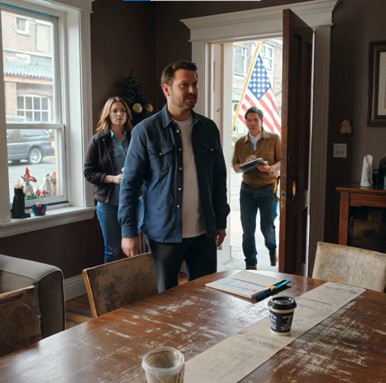 Kiedy pracowałem w Hongkongu, moja żona przekazała klucze do kamienicy w Brooklynie, którą odziedziczyłem po rodzicach, swojemu byłemu mężowi – nie zdając sobie sprawy, że podjąłem już kroki w celu zabezpieczenia nieruchomości. Kiedy się pojawił, myśląc, że może od razu się wprowadzić… drzwi nie otworzyły się tak, jak się spodziewał.