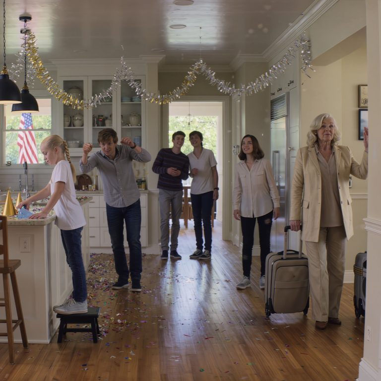 Wróciłam do domu do syna, a on podniósł głos na moją 6-letnią wnuczkę: „Posprzątaj kuchnię!”. Tymczasem dzieci jego żony chichotały w pobliżu. Postanowiłam przestać pokrywać koszty jego domu i zmieniłam testament na nazwisko mojej wnuczki, A POTEM…