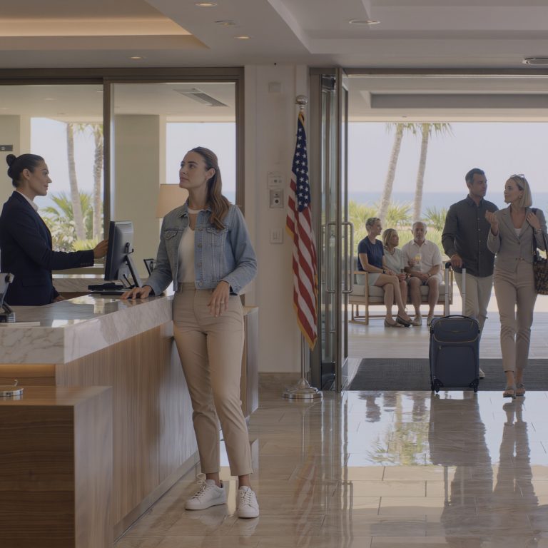 Moja mama „zapomniała” zarezerwować mi pokój na nasz rodzinny wyjazd. Recepcjonistka powiedziała: „Nie ma dla ciebie rezerwacji”. Moi rodzice odwrócili wzrok. Moja siostra zaśmiała się: „Zarezerwowaliśmy pokoje tylko dla prawdziwej rodziny”. Spokojnie powiedziałem: „To wyjdę” i wyszedłem. Godzinę później, po zignorowaniu 56 nieodebranych połączeń… z ich połączeń, stało się coś nie do pomyślenia.