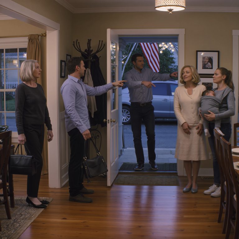 Mój syn podniósł głos: „Mamo, proszę przeproś moją teściową albo wyjdź na chwilę!”. Wstałam i spojrzałam jej w oczy. Uśmiechnęła się lekko, pewnie, myśląc, że wygrała. Powiedziałam tylko trzy słowa i odeszłam. Dwa tygodnie później… Mój syn pukał do moich drzwi, naprawdę potrzebując pomocy!