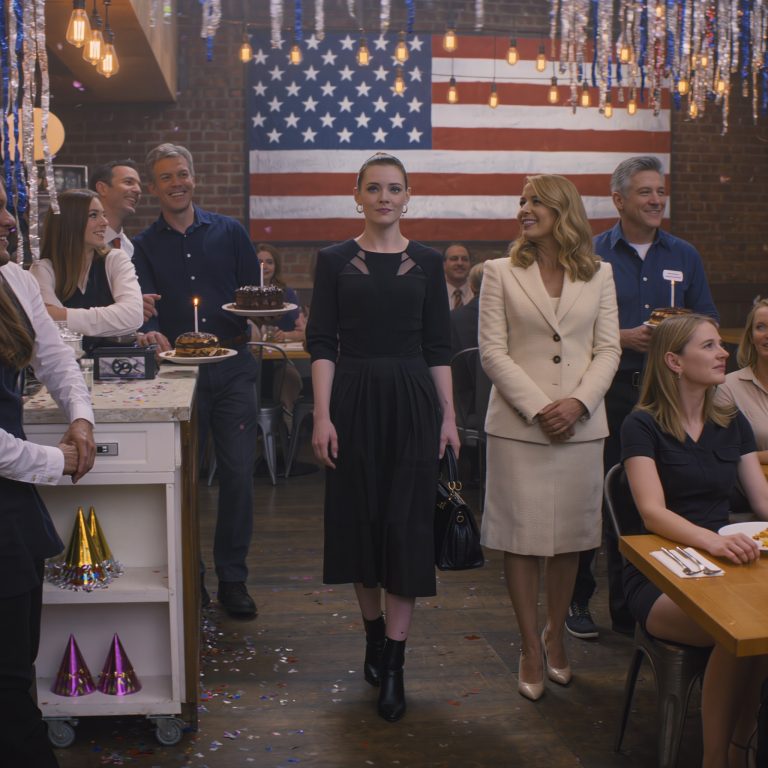 Mama zaskoczyła mnie urodzinową kolacją – ale tort był już w połowie zjedzony. Zaśmiała się głośno i powiedziała: „Zaczęliśmy deser wcześniej”. Cała rodzina śmiała się razem z nią. Spokojnie wstałem, wziąłem torbę i wyszedłem – ale nie wcześniej, niż szepnąłem coś do wujka. Dwa tygodnie później,