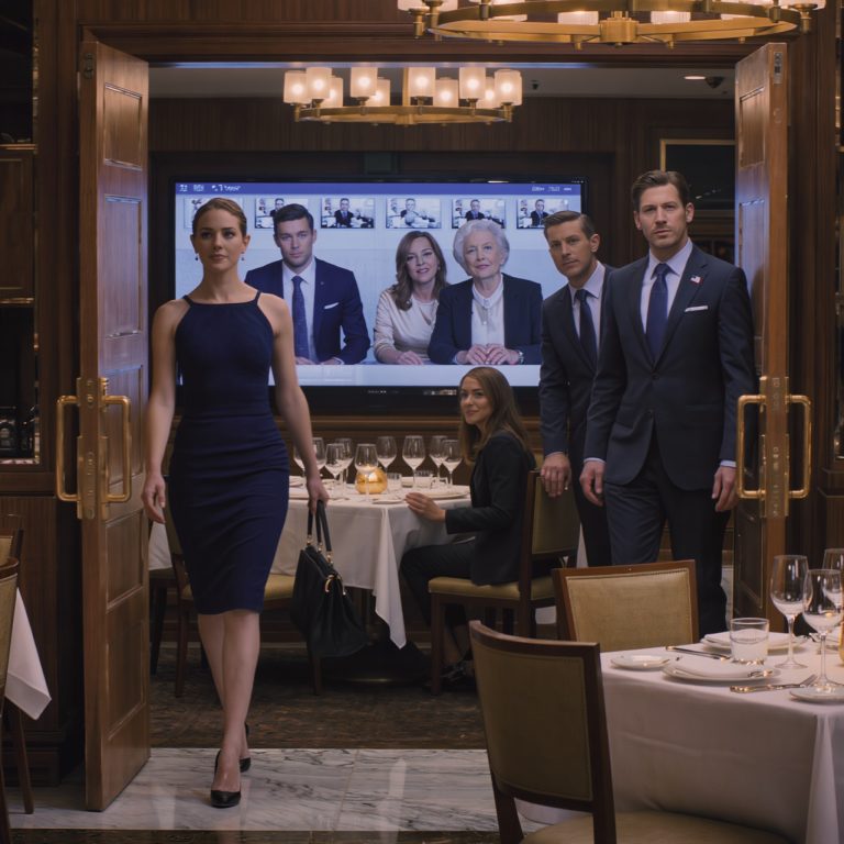 ZAPOMNIAŁAM PORTFELA W RESTAURACJI I NAGLE WRÓCIŁAM, A KIEROWNIK SZEPTAŁ DO…