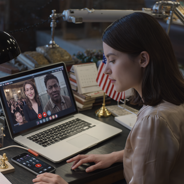 Rodzina kazała mi nie przychodzić na Sylwestra, bo „tylko wszystkich zdenerwujesz”. Zostałem więc sam w mieszkaniu i w milczeniu obserwowałem odliczanie. Ale o północy mój brat zadzwonił drżącym głosem: „Co zrobiłeś? Tata właśnie oglądał wiadomości i nie może złapać oddechu”.