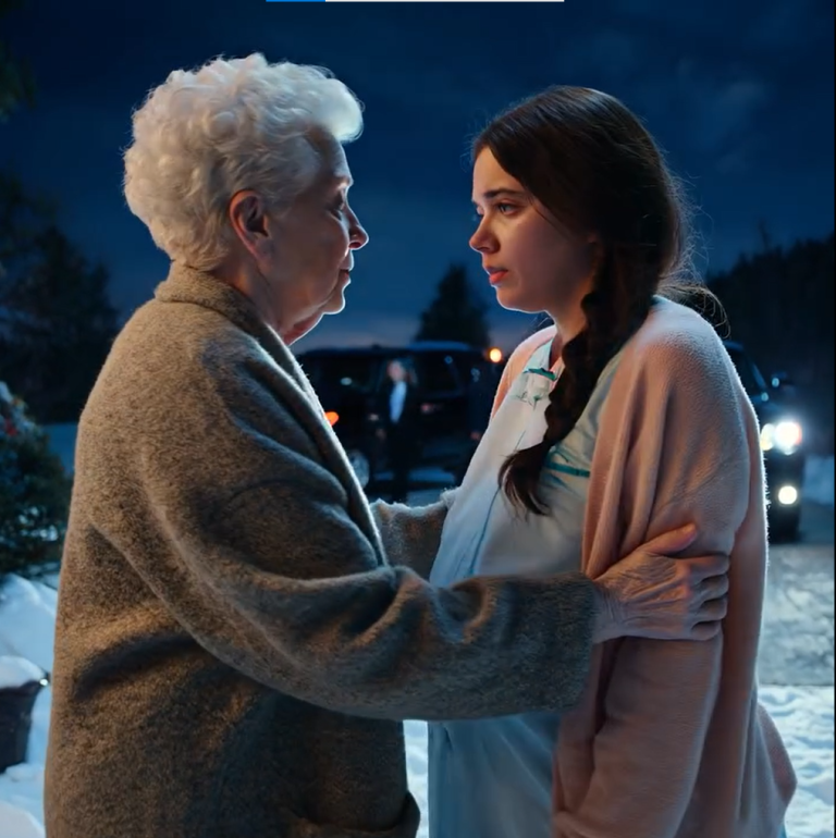 „Znaleźli mnie” – Nastolatka w ciąży błaga biedną starszą kobietę o pomoc… Potem przyjeżdża jej rodzina miliarderów