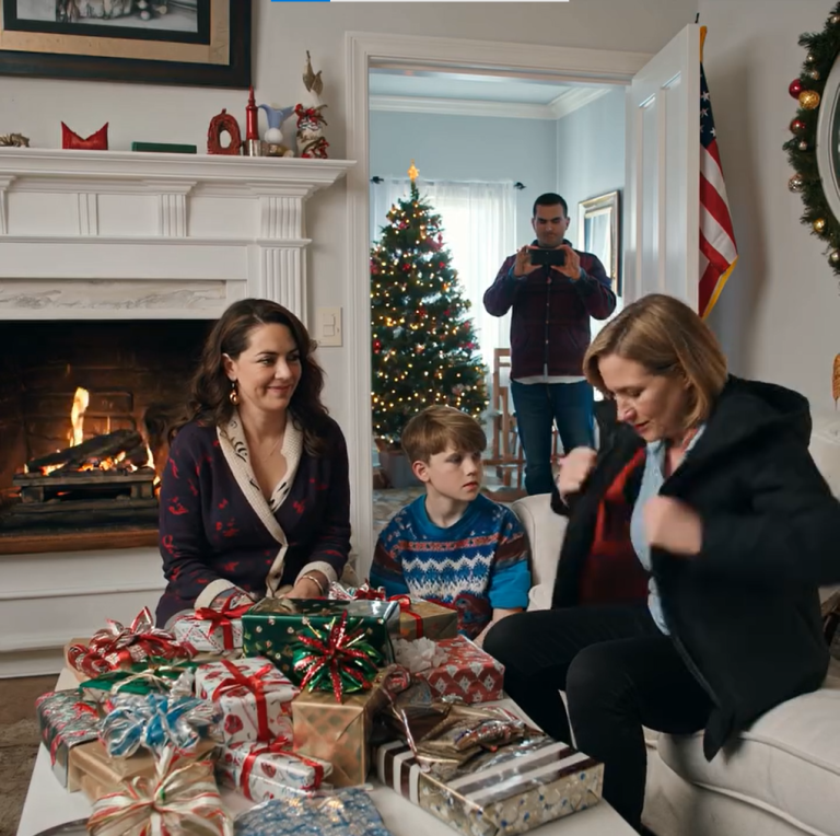 Przyjechałem do domu na święta, a mama „zapomniała” dać mojemu synowi prezent, podczas gdy dzieci mojej siostry dostały 36 prezentów. Zapiąłem mu kurtkę i cicho wyszedłem. Następnego dnia wyjąłem je z funduszu. 15 minut później zadzwonił tata z prośbą o 3000 dolarów. Wieczorem mama miała…