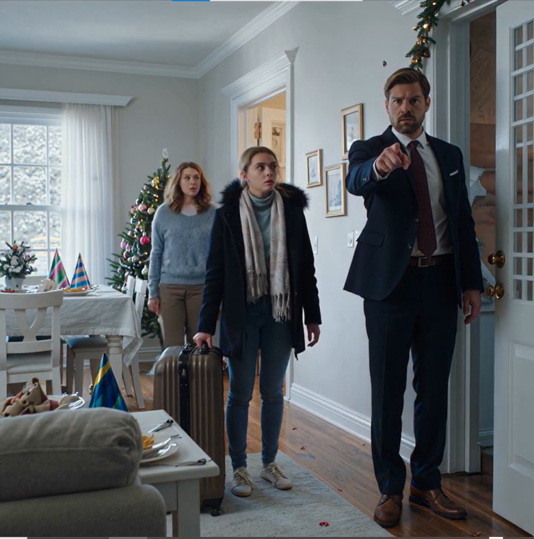 Podczas kolacji wigilijnej mój tata oznajmił: „Jesteś za mocny na ten dom – nie możesz już z nami mieszkać”. Następnego dnia spakowałem swoje rzeczy i powiedziałem im, że nie będę już płacił rachunków. Tata uśmiechał się, jakby wciąż miał kontrolę… aż zrobił coś, czego nikt z nas się nie spodziewał.