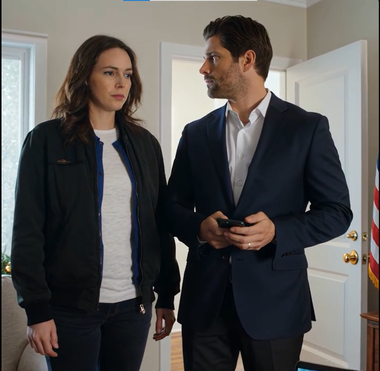 Mój syn powiedział mi, żebym nie przychodził na święta: „Tato… Tylko sprawisz, że wszyscy poczują się nieswojo”. Spędziłem je więc sam w mieszkaniu, jedząc odgrzewane jedzenie i udając, że cisza nie boli. Ale dokładnie o 00:01 zadzwoniła moja córka – jej głos drżał. „Co tam w wiadomościach? Co zrobiłeś?”