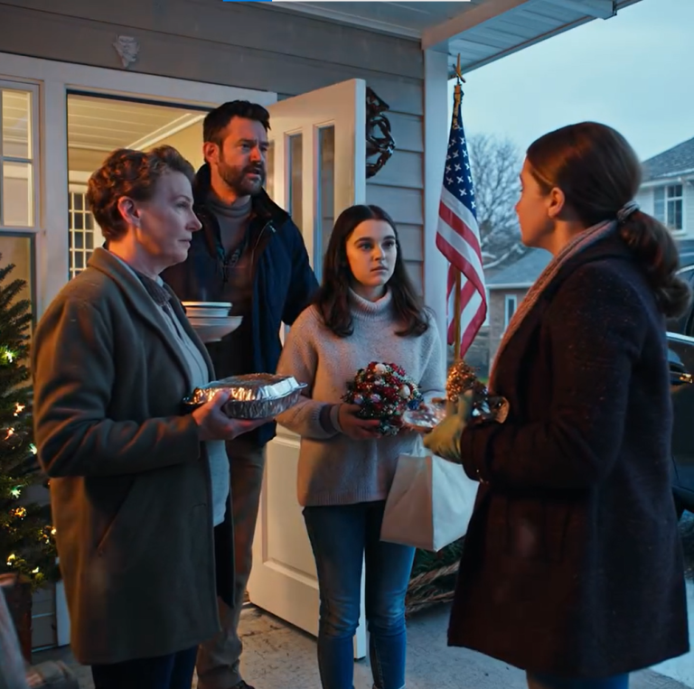 Moi rodzice powiedzieli: „Nie chcemy, żeby twój mąż i córka przyjeżdżali na święta – nie pasują do dzieci twojej siostry”. Odpowiedziałem: „To ja też nie przyjdę”. Siostra napisała: „Dobrze – więcej jedzenia dla nas”. Nie kłóciłem się. Po prostu zamilkłem i poszedłem dalej ze swoim życiem. Trzy miesiące później kupiliśmy dom nad morzem… A kiedy mieliśmy parapetówkę, boleśnie przekonali się, jak to jest być pominiętym na liście gości.