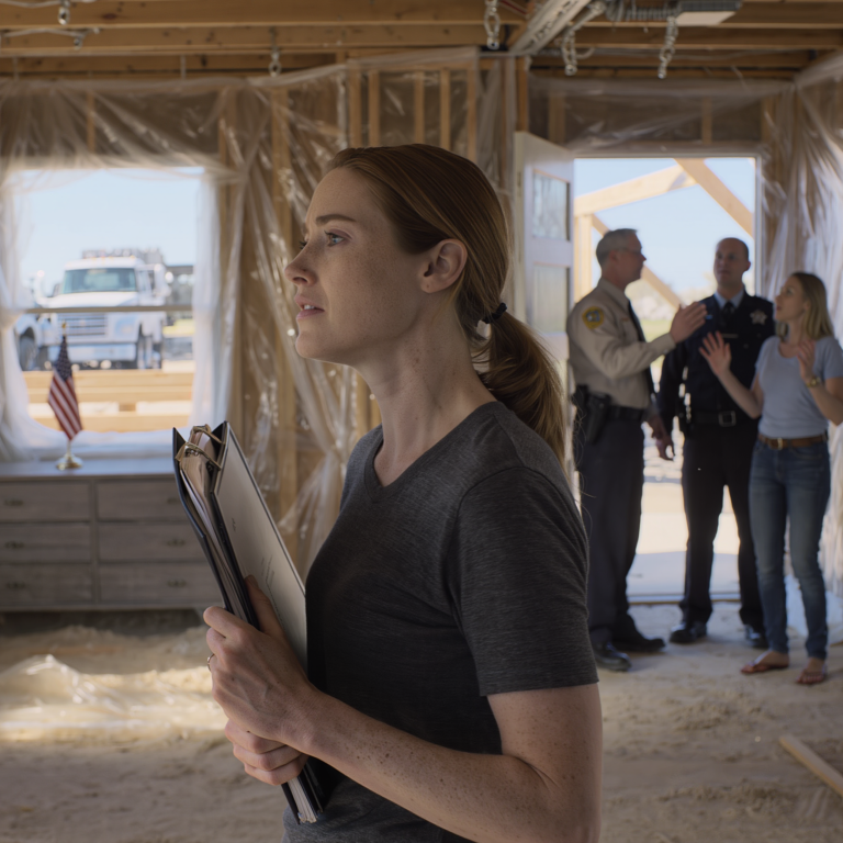 W chwili, gdy wylądowałam na Florydzie, zobaczyłam, jak moja siostra wysyła mi mrożącą krew w żyłach wiadomość: „Sprzedałam dom na plaży za 5 milionów dolarów – dzięki, że byłaś za granicą!”. Pędząc prosto na brzeg, wpadłam na robotników rozwalających taras, nabywcę otwierającego teczkę… a nazwisko w linijce „świadka” sprawiło, że zamarłam.