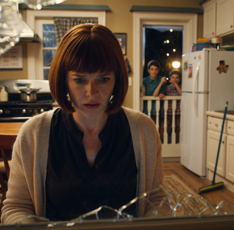 Przez dwa lata moje wnuki zamieniały moje życie w „show”, wrzucając moje upokorzenie do sieci, żeby zdobyć lajki… Milczałam – aż pewnego dnia poprzysięgłam zemstę… Schowałam własne kamery i podniosłam kamień, żeby…