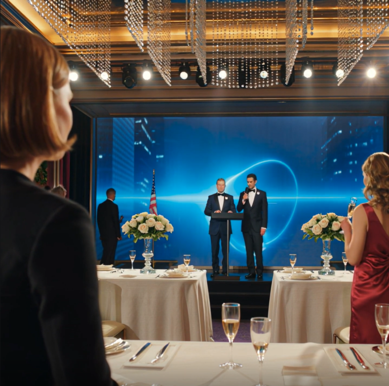 Podniosła kieliszek szampana i nazwała mnie „byłą żoną” podczas transmisji na żywo, tuż gdy mój siedmiocyfrowy kontrakt błyszczał za nią