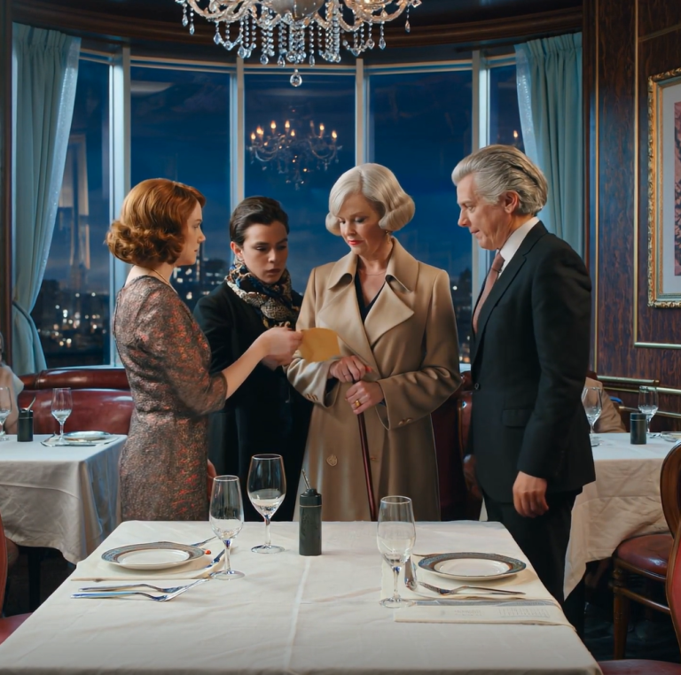 „Mamo, znajdź sobie inny stolik. Ten jest tylko dla ważnych osób”. Zaśmiały się… a potem popchnęły teczkę w moją stronę, jakbym była ich siatką bezpieczeństwa – i wtedy moja najstarsza przyjaciółka cicho wcisnęła mi do ręki zapieczętowaną kopertę.