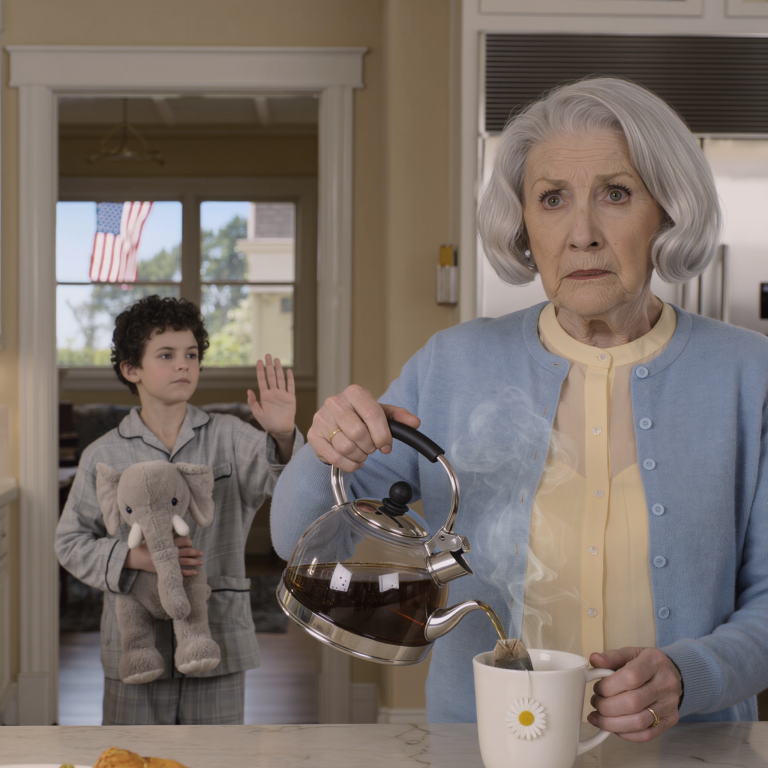 Mój syn i synowa wybrali się na rejs, zostawiając mnie z opieką nad ośmioletnim wnukiem – dzieckiem, które wszyscy uważali za „nieme” od urodzenia. W chwili, gdy drzwi zamknęły się z trzaskiem, przestał się kołysać, spojrzał mi prosto w oczy i wyszeptał wyraźnie: „Babciu… nie pij herbaty, której mama nie podała. Coś jest nie tak”. I to, co powiedział, powstrzymało mnie przed popełnieniem strasznego błędu…