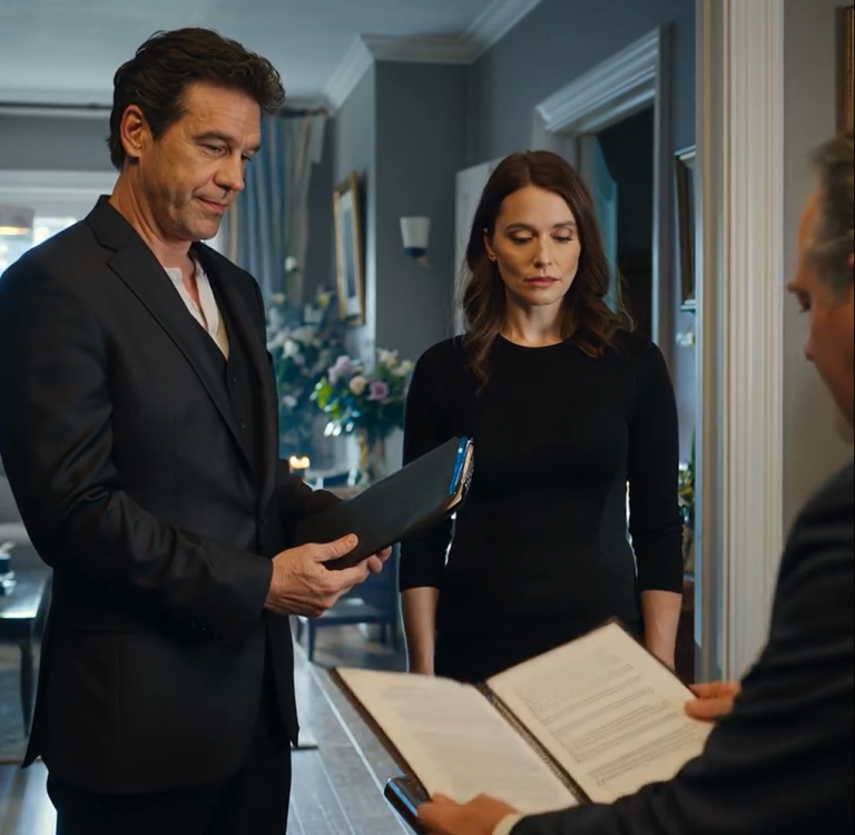 Po 11 latach rozłąki poleciałam do domu na pogrzeb dziadka. Mama otworzyła drzwi, ale jej nowy mąż powitał mnie pięścią. Powiedział, że to już nie mój dom. Nie miał pojęcia, że ​​wciąż mam oryginalne dokumenty własności… I bardzo dobrego prawnika.