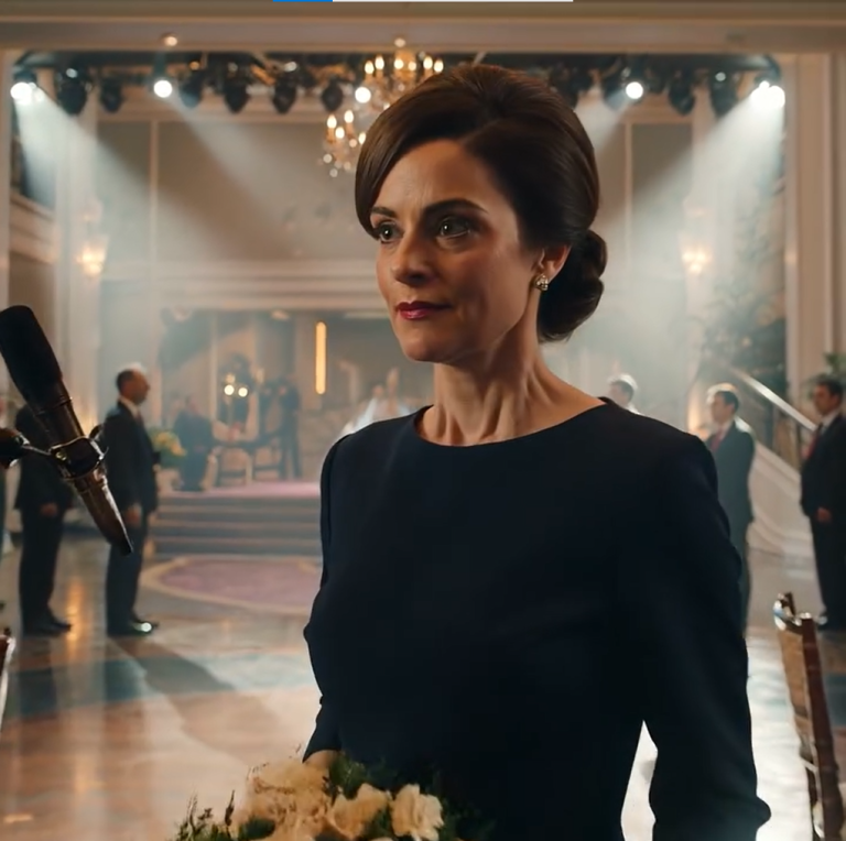 Moja córka nazwała mnie „pracownikiem” na swoim ślubie i udawała, że ​​nigdy się nie znamy. Jej bogaci teściowie naśmiewali się z mojego stroju. Pozwoliłem im dokończyć upokarzanie, po czym cicho wziąłem mikrofon i wygłosiłem jedno oświadczenie. ICH TWARZE ZBLAŁY.