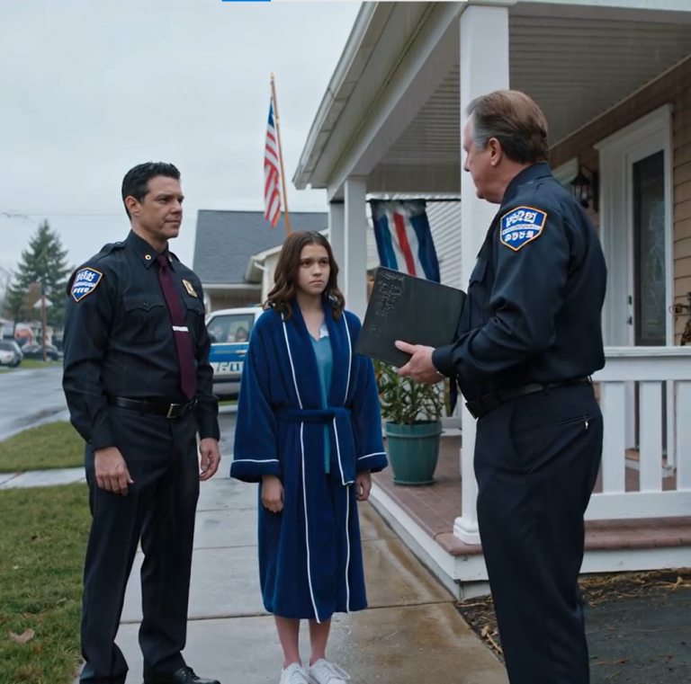 Po 17 latach małżeństwa zostałem wyrzucony w sam środek burzy przez kłamstwo, które wymyśliła moja pasierbica. Moja żona krzyknęła: „Wynoś się z mojego domu – już tu nie pasujesz”. Nie kłóciłem się. Po prostu odszedłem. Trzy godziny później zadzwoniła policja… I nagle wszyscy ucichli.