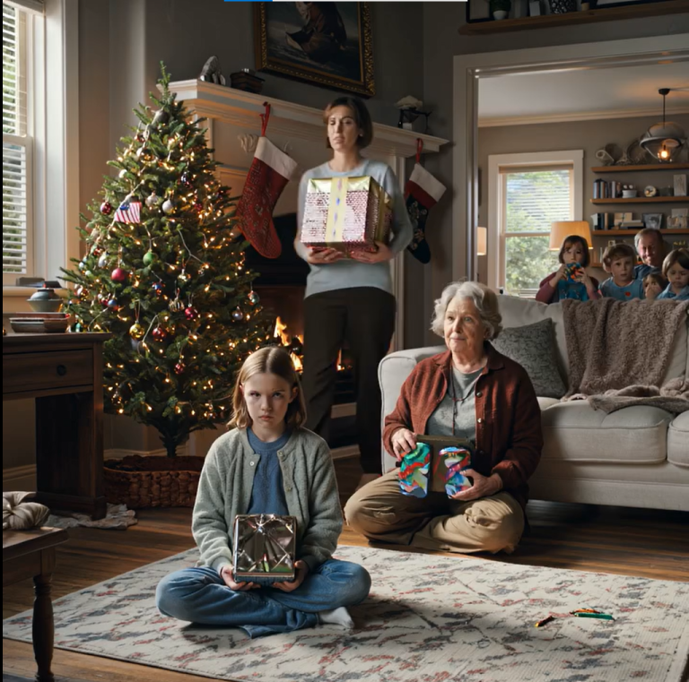 Podczas Family Gift Exchange moja córka otworzyła zgniecione pudełko z używanym zestawem kredek w środku…