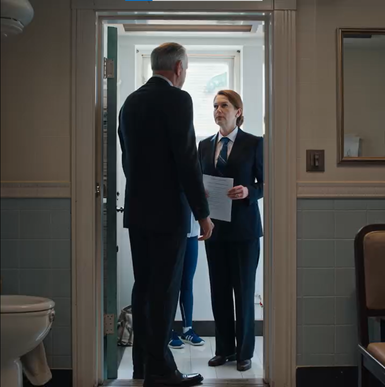 Nazywała mnie „rodziną” i błagała, żebym wróciła do domu – ale zapomniała o oknie w łazience, spalonym zeszycie i ślubie, do którego przeprowadziła się z dnia na dzień. Byłam „idealną córką”, dopóki otwarta szuflada nauczycielki nie nauczyła mnie jednego zdania, które zmieniło wszystko. Teraz moja matka pragnie przebaczenia, ojciec pragnie kontroli, a mężczyzna, którego wybrali, wciąż ma wokół siebie ludzi, którzy nie chcą wymówić jego imienia – a ja w końcu jestem gotowa odpowiedzieć.