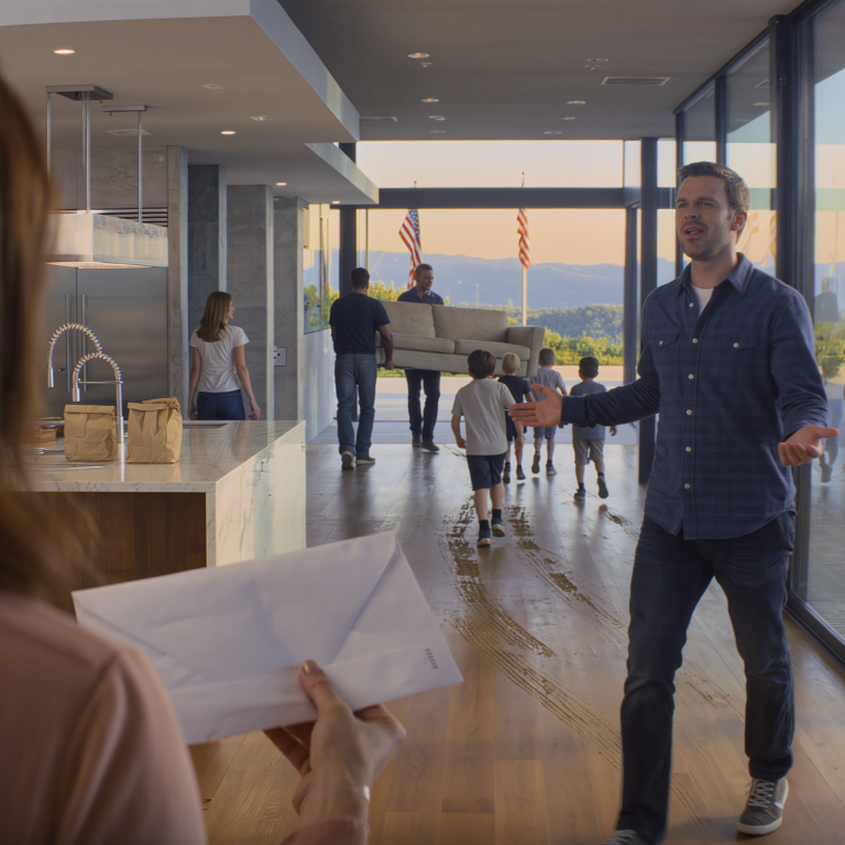 Potajemnie kupiłem szklany dom za milion dolarów w Oakwood Hills. W dniu przeprowadzki, gdy tylko podjechałem, zobaczyłem dziwną ciężarówkę, ekipę przeprowadzkową wnoszącą wyblakłą sofę, mojego szwagra wykrzykującego rozkazy jak właściciel, moją siostrę pozwalającą swoim dzieciom biegać w błocie po moich nowych drewnianych podłogach. Potem zadzwoniła mama i powiedziała: „Ten dom musi być wspólny”. Uśmiechnąłem się tylko, zaprosiłem ich do środka… i wyciągnąłem coś, co sprawiło, że cały pokój krzyknął: „Chwileczkę!”.