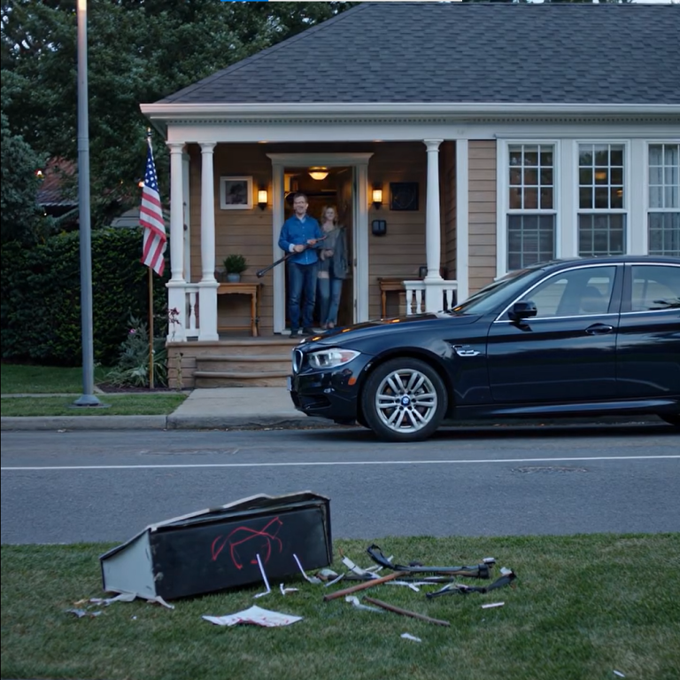 Moi rodzice zerwali ze mną kontakt, a potem wrócili, żądając sprzedaży domu, żeby spłacić 185-tysięczny dług mojej siostry. Kiedy odmówiłem, pojawili się i z czystej złośliwości zamienili dom w katastrofę – nie wiedząc, że sprzedałem go kilka dni wcześniej…