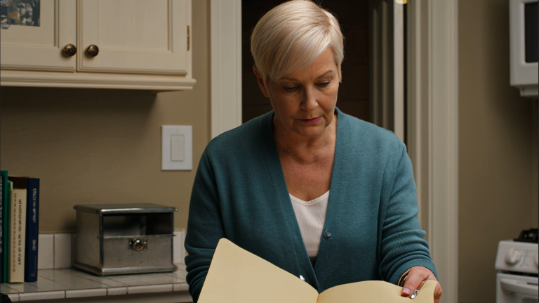 Wróciłam do domu od lekarza i znalazłam na lodówce notatkę mojego syna, w której prosił mnie, żebym nie dzwoniła… Potem otworzyłam sejf i zdałam sobie sprawę, że nie prosił o prywatność – uciekał do Miami z ostatnimi dziesięcioma latami mojego życia